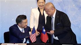 台美工商團體聯合聲明　籲台美洽簽BTA（1）中華民國工商協進會理事長林伯豐（右）與台北市美國商會會長金奇偉（C.W. Chin）（左）9日在台北簽署聯合聲明，齊聲呼籲台美洽簽BTA，經濟部長王美花（後）在場見證。中央社記者張皓安攝　109年9月9日