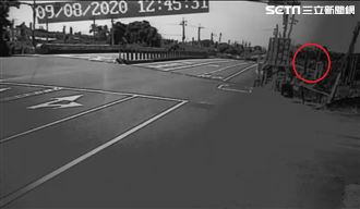 畫面曝！機車撞橋墩…一家3口全消失