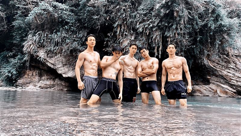 5男星野溪激裸上空　GG重擊嗨翻了