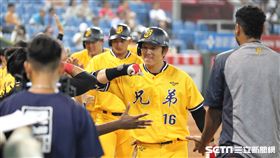 ▲中信兄弟外野手周思齊敲出3分砲。（圖／記者劉彥池攝影）