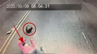 婦遭校車撞亡　夫帶3兒女悲痛招魂