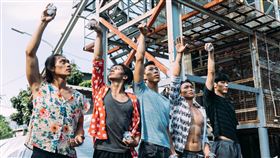 福爾摩沙馬戲團遊走式演出　探看社子島變遷FOCA福爾摩沙馬戲團以自身創作基地社子島出發，創作出「消逝之島」，透過結合裝置藝術與馬戲表演，採遊走式演出，引領民眾步行社子島各處，展開人與環境的對話。（台北表演藝術中心提供）中央社記者趙靜瑜傳真　109年9月9日