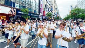 彩虹城市管樂團以音樂向爭取平權英雄致敬彩虹城市管樂團是由一群對LGBTQ+族群友善且熱愛管樂的人士組成，今年迎接5週年，19日將在新北市舉辦「英雄們」HEROES音樂會，要向一路上為樂團付出，為平權付出的無名英雄們致敬。（彩虹城市管樂團提供）中央社記者趙靜瑜傳真  109年9月9日