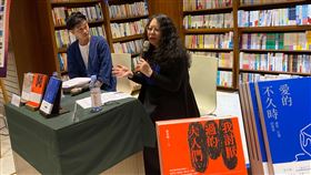 張亦絢分享創作歷程　直言對小說感情最深作家張亦絢（右）8月出版她最新的散文集「我討厭過的大人們」，並將絕版多年的長篇小說「愛的不久時：南特／巴黎回憶錄」重新再版上市，9日晚間舉行新書分享會，張亦絢說，小說是她最有感情的文類。中央社記者陳秉弘攝　109年9月9日