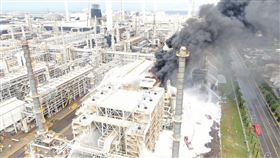 雲林縣麥寮六輕工業區煉製二廠7月15日發生高壓空氣冷卻系統洩漏，現場傳出爆炸聲，緊接著冒火，數公里外濃煙竄起。（雲林縣消防局提供）中央社記者姜宜菁傳真 109年7月15日