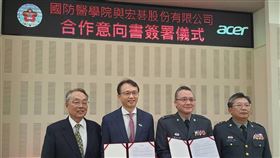 宏碁攜手國防醫學院　打造智慧醫療應用電腦品牌廠宏碁9日與國防醫學院簽訂合作備忘錄，打造智慧醫療應用，左起為宏碁創辦人暨榮譽董事長施振榮、宏碁董事長暨執行長陳俊聖、國防醫學院校長查岱龍、國防部軍醫局局長陳建同。（宏碁提供）中央社記者吳家豪傳真　109年9月9日