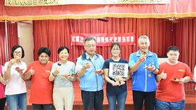 澎湖慢飛天使月餅　賴峰偉助行銷中秋節將屆，澎湖縣長賴峰偉（中）等人9日聯手為慢飛天使們行銷月餅禮盒，呼籲各界將愛心化為行動，踴躍認購。中央社　109年9月9日