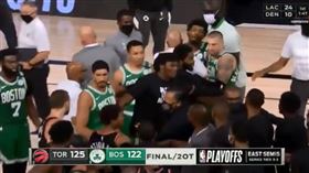 NBA／太激烈！暴龍、綠軍賽後混戰
NBA,季後賽,多倫多暴龍,波士頓塞爾提克,Marcus Smart
翻攝自推特