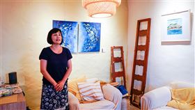 畫家講創作　以海浪象徵人生的起落位於馬祖的「東引味畫展」9日在東引中路的「鹹味島合作社」登場，素人畫家董淑媚以東引的特色風景為創作主題，利用風景呈現東引海浪波濤與暗湧的模樣，以海浪象徵人生的起落。中央社記者邱筠攝  109年9月10日