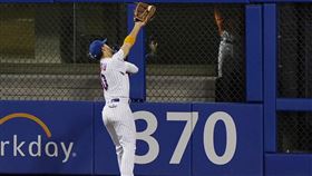 ▲大都會右外野手康佛多（Michael Conforto）超神美技守下3分。（圖／美聯社／達志影像）