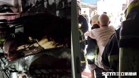 民宅火警，消防背98歲爺逃命／翻攝畫面