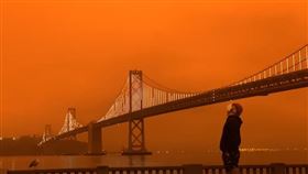 美國加州野火頻傳，20多起大型野火造成北加州舊金山灣區附近大夥產生煙塵，白天猶如黑夜，天空甚至呈現詭譎的暗橘紅色。（圖／翻攝自San Francisco Chronicle YouTube）