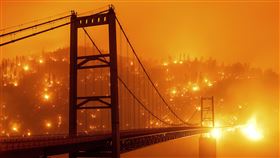 加州野火仍在燃燒中。（圖／美聯社／達志影像）