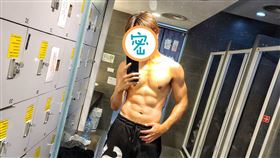 曾演出偶像劇《與鯊魚接吻》的新生代演員嚴浩　出席伊甸基金會中秋月餅開賣記者會　與身心障礙者一起做月餅 星火映畫 提供）