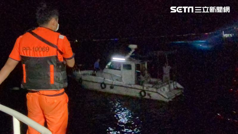 漁船失去動力大浪襲擊　海巡拖吊返港