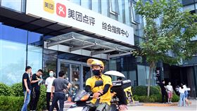 外送員被迫搏命  美團外賣：多給8分鐘彈性時間外送員被平台壓榨時間搏命送餐，近日在中國大陸引發關注後，中國最大外賣平台「美團」9日宣布要優化配送系統，給外送員留出8分鐘彈性時間，以更好保障「外賣小哥」的安全。（中新社提供）中央社  109年9月10日