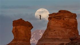 ▲走鋼索拍出的絕美藝術照片。（圖／翻攝自推特）