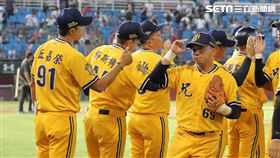 ▲中信兄弟總教練丘昌榮和張志強擊掌。（圖／記者劉彥池攝影）