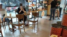 女打翻飲料假裝沒事（圖／翻攝自爆怨公社）