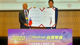 全球航太年會移師台灣　台美視訊簽備忘錄NADCAP全球航太年會10日首度移師高雄舉辦，透過視訊，金屬工業研究發展中心董事長林仁益（左）、美國航太品質評審協會總裁修特（David Schutt）及高雄市經發局長廖泰翔（右）共同簽署認證市場推廣合作備忘錄。（高雄市經發局提供）中央社記者侯文婷傳真　109年9月10日