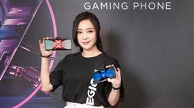 美女遊戲實況主讚電競手機效能　一機直播不受限　leveno提供