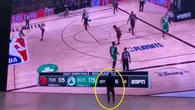 有錢人的快樂！他真人比例尺螢幕看球
NBA,季後賽,真人比例尺,大螢幕,Kanye West,有錢人的快樂
翻攝自推特