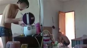 全裸,鄰居,炊具,中國,大陸。(圖/翻攝自網易視頻)