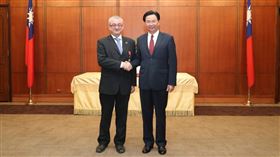 2018年外交部長吳釗燮與捷克友台小組主席班達（左）握手合影（圖／翻攝外交部官網）