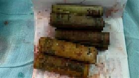 男子把4捲鈔票吞下肚。（圖／翻攝自推特） 