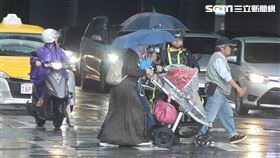 天氣,氣象,下雨,颱風,降雨,雨天,停班,停課,上班,上課,冒雨,雨傘,撐傘,淋雨,強風,豪雨（示意圖／邱榮吉攝影）