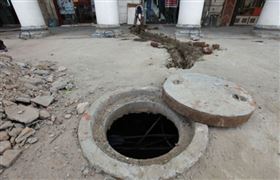 阿嬤將女嬰扔進化糞池中。 （示意圖／翻攝自企鵝號）