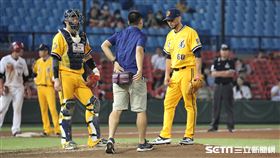 ▲中信兄弟先發投手雷艾斯受傷退場。（圖／記者劉彥池攝影）