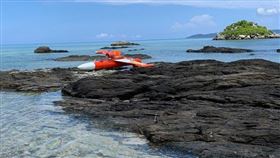 ▲漂流到日本沖繩縣竹富町海岸的無人機。（圖／翻攝自推特）