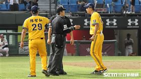 ▲中信兄弟捕手陳家駒被判妨礙進壘，總教練丘昌榮激烈抗議。（圖／記者劉彥池攝影）