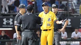 ▲中信兄弟捕手陳家駒被判妨礙進壘，總教練丘昌榮激烈抗議。（圖／記者劉彥池攝影）