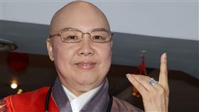 恆述法師秀千萬鑽戒。（記者邱榮吉/攝影）