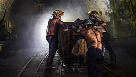 攝影家曾進發復刻礦工生活　國際賽獲肯定（1）台灣攝影家曾進發復刻早年礦工生活，以一系列富有生命力的礦工人物影像，在2020法國PX3攝影比賽榮獲1金1銀，並奪下廣告類組第2名。（曾進發提供）中央社記者管瑞平傳真　109年9月10日
