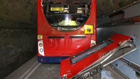 校車強行通過矮橋，車頂被直接掀開。（圖／翻攝自推特）