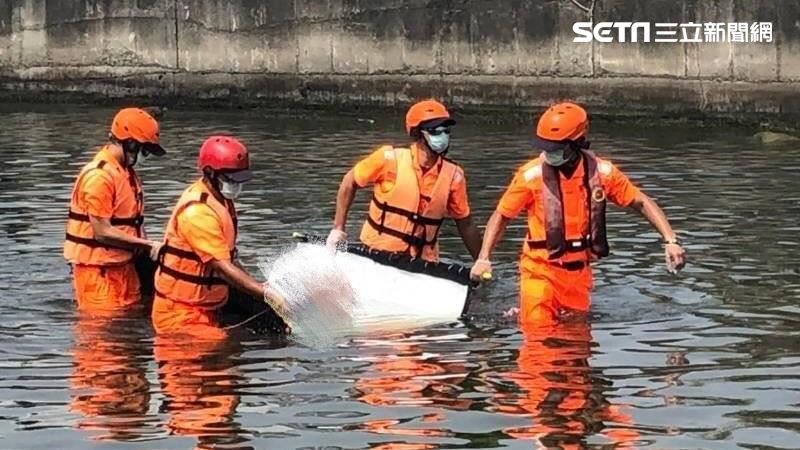 新／有人趴水面…高雄蚵仔寮驚見男屍