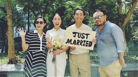 男星演員楊祐寧日前大方公開和未婚妻Melinda登記結婚的消息，照片PO出登記後的浪漫甜照羨煞他人，眾多明星紛紛留言給予祝福，其中楊祐寧的姐姐，也在個人IG貼出他們登記時的現場照片，看了網友直呼「這畫面太美我不敢看」。（圖／翻攝自brenda_dec IG）