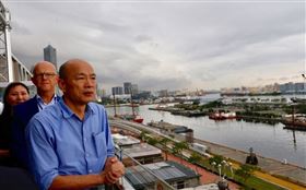 高雄市長陳其邁上任後責付團隊檢視政策，市府研考會初步確定太平島開挖石油、興建愛情摩天輪及賽車「不可行」。圖為2019年8月時任高雄市長韓國瑜（前）帶領廠商到城市商旅真愛館頂樓，一同勘查愛情摩天輪可能興建地。（中央社檔案照片）