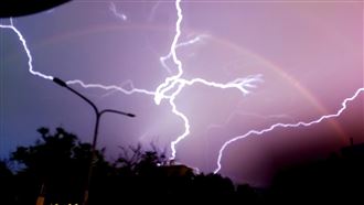 台東雷雨　意外捕捉彩虹閃電共舞美景