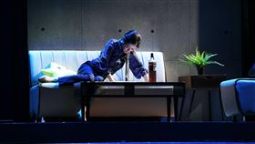 尹馨與惡劇場版豪飲3瓶酒　自揭只是烏龍茶演員尹馨在故事工廠舞台劇「我們與惡的距離」中，飾演被害者家屬「宋喬安」，戲中用3瓶酒跟丈夫提離婚，尹馨透露酒瓶內都是烏龍茶。（故事工廠提供）中央社記者葉冠吟傳真　109年9月10日