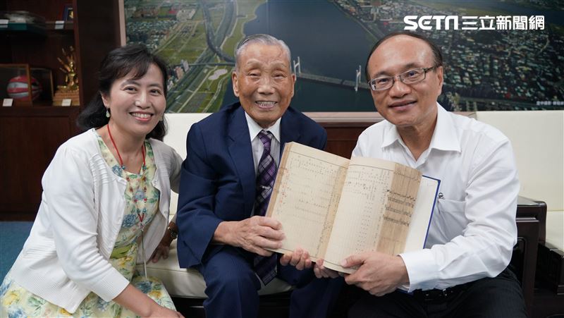 墓前謝恩師…100歲捐百萬給母校