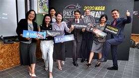 2020 NASA黑客松開放報名（1）「2020 NASA黑客松」即日起開放報名至18日，今年主題是「採取行動」（Take Action）。國家太空中心主任林俊良（右4）、美國在台協會文化官馬明遠（Luke Martin）（右3）、台北市資訊局主任祕書陳慧敏（右2）、台灣微軟公共暨法律事務部總經理施立成（右）、聯發科技教育基金會執行秘書馮心樺（前左3）等10日出席在台北松菸舉行的宣布記者會。中央社記者王飛華攝  109年9月10日