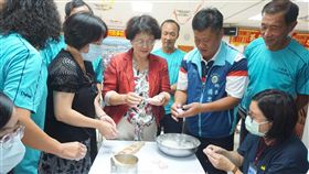 全國終身教育行政參訪團到金門全國終身教育行政參訪團10日到金門縣金寧鄉古寧頭社區觀摩，在地長者指導教育部終身教育司司長黃月麗（紅色外套者）等人製作傳統紅龜粿。中央社記者黃慧敏攝　109年9月10日