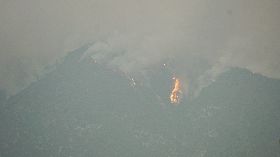 加州野火延燒  住宅區可見火光