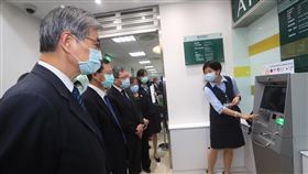 黃天牧視察雙語示範分行（2）金管會主委黃天牧（左）、財政部長蘇建榮（左3）、國發會主委龔明鑫（左2）11日在第一銀行延吉分行，視察金管會雙語示範分行推動成果。圖為黃天牧視察ATM視障輔助操作。中央社記者吳家昇攝　109年9月11日
