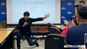▲中華職棒祕書長馮勝賢親自講解10日象猿戰本壘攻防爭議。（圖／記者王怡翔攝影）