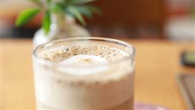 不管是男男女女、老老少少都愛喝奶茶，根據每個人喜歡的口味不一，有些人喜歡茶味較濃，而有些人愛喝奶味較重，一名網友在臉書分享2罐義美系列的紅茶和全脂鮮乳，她將紅茶和牛奶混合在一起，喝了之後直呼這是「絕配的鮮奶茶」，貼文一出，引發網友熱烈討論。奶茶,珍珠奶茶,沖泡奶茶,紅茶（圖／翻攝自Pixabay）